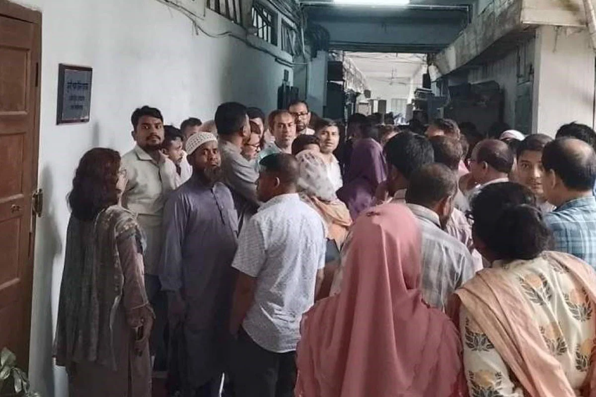 ঢাবিতে কর্মকর্তা-কর্মচারীদের ছয় দফা দাবি, রেজিস্ট্রার অবরুদ্ধ