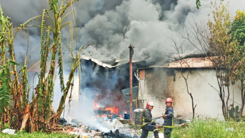 ডেমরার কারখানায় ভয়াবহ আগুন: ফায়ার ফাইটারসহ দগ্ধ ২