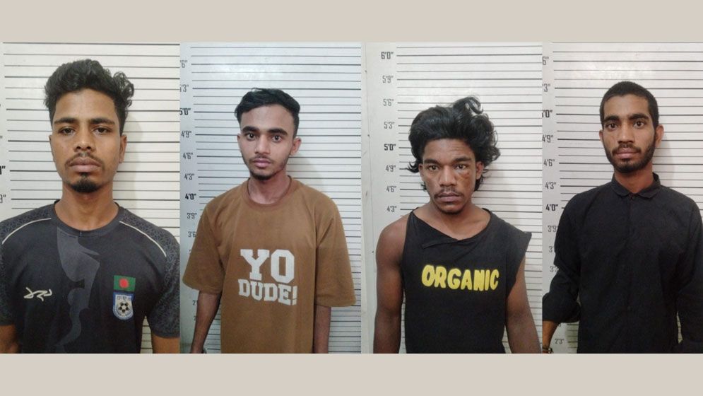 ডেমরায় হাতেনাতে গ্রেফতার ৪ ছিনতাইকারী