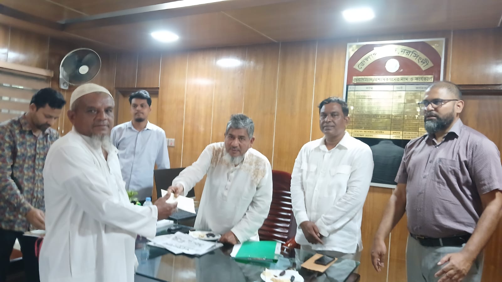 নরসিংদী জেলা পরিষদের অনুদান সুবিধাবঞ্চিত মানুষদের মধ্যে চেক বিতরণ