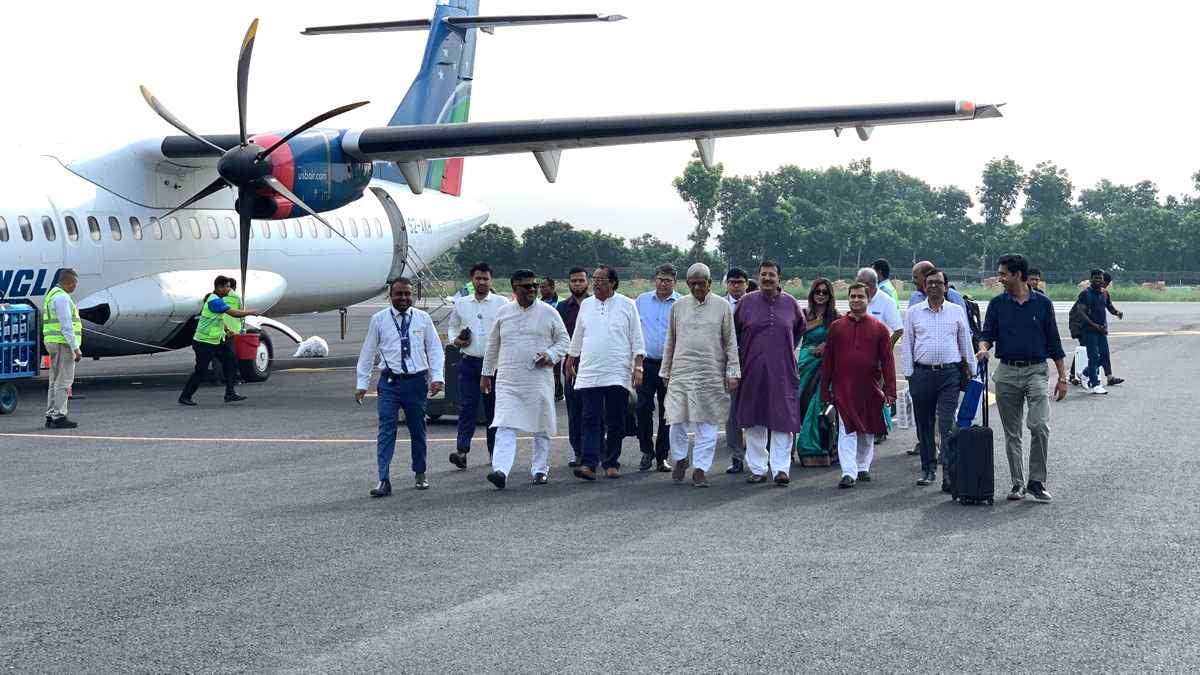 রাষ্ট্রীয় সফরে রাজশাহীতে দুই মন্ত্রী, বিমানবন্দরে উষ্ণ অভ্যর্থনা