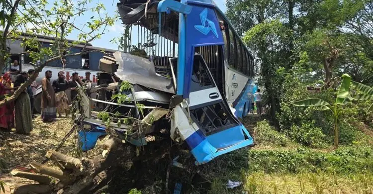 লোহাগাড়ায় দুই বাসের মুখোমুখি সংঘর্ষে নিহত ৪