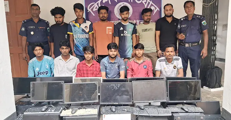 নওগাঁয় অনলাইন জুয়ার আস্তানায় অভিযান, গ্রেফতার ১৫