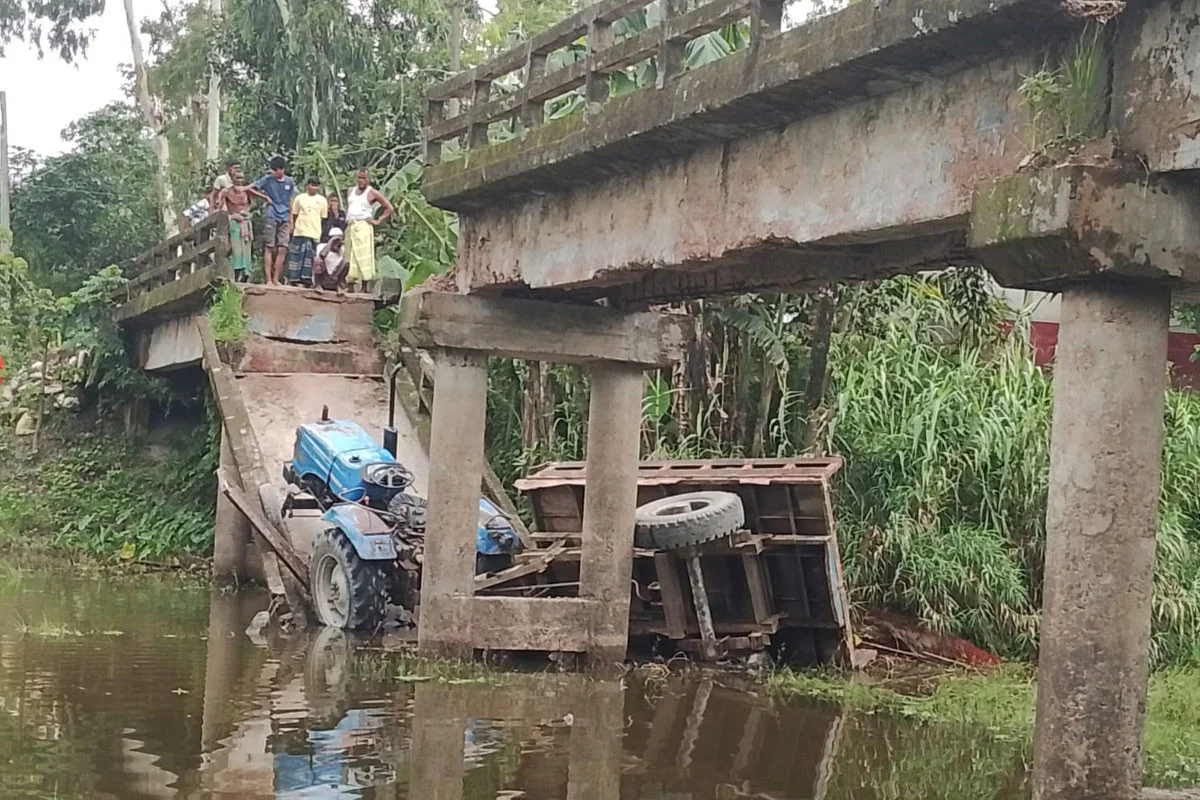 কুড়িগ্রামে সেতু ভেঙে ট্রাক্টর খাদে, আহত ৬