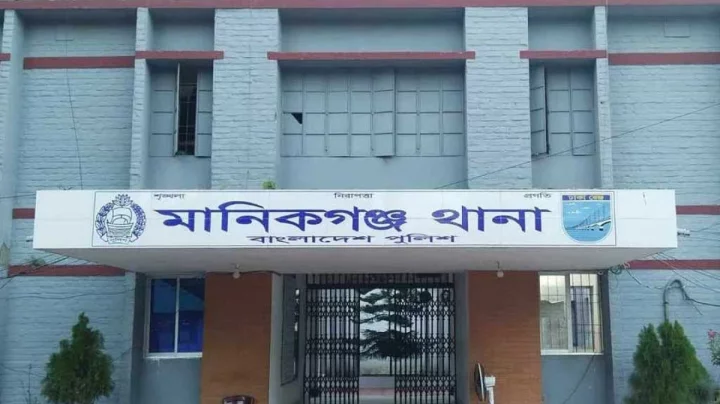 মানিকগঞ্জে গৃহবধূকে কুপিয়ে হত্যা, রক্তমাখা অস্ত্রসহ ভাগিনা আটক