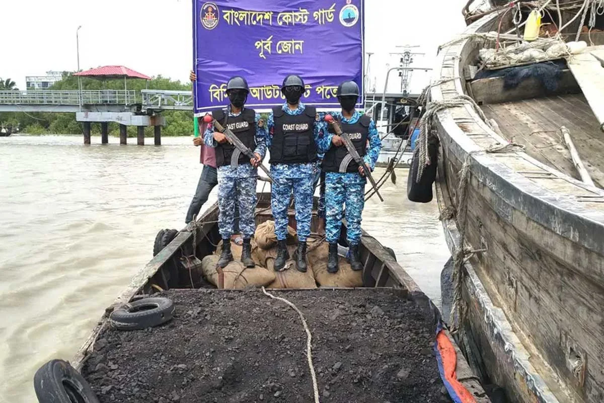 চট্টগ্রামে দেড় টন খনিজ কয়লাসহ চোরাচালানের মালামাল জব্দ