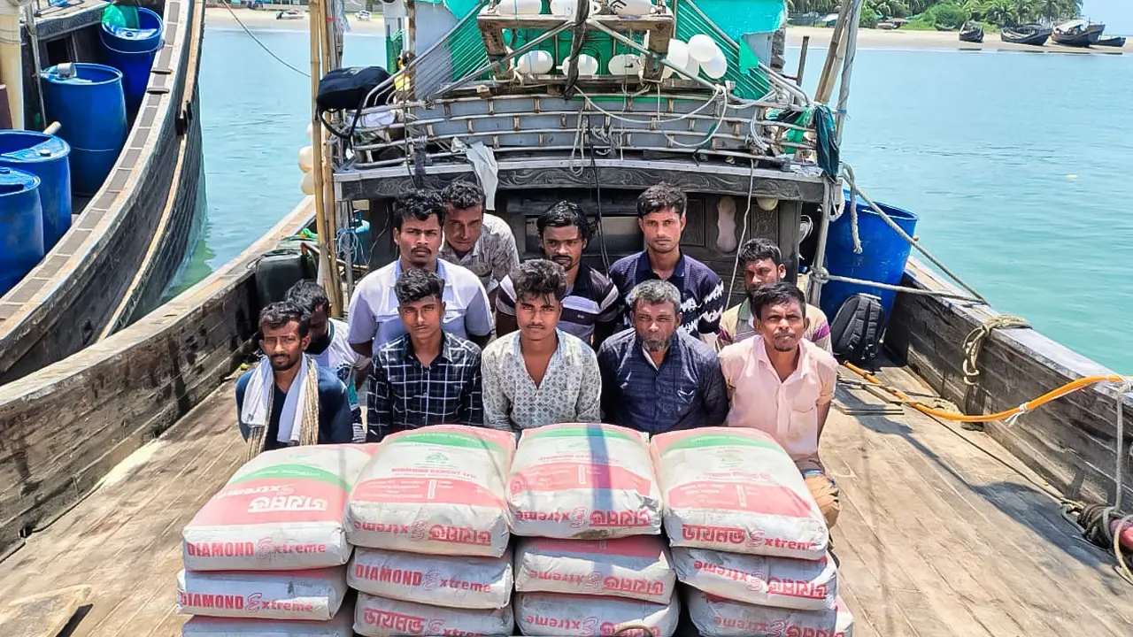 মিয়ানমারে পাচারকালে সিমেন্ট বোঝাই দুটি বোটসহ আটক ২০