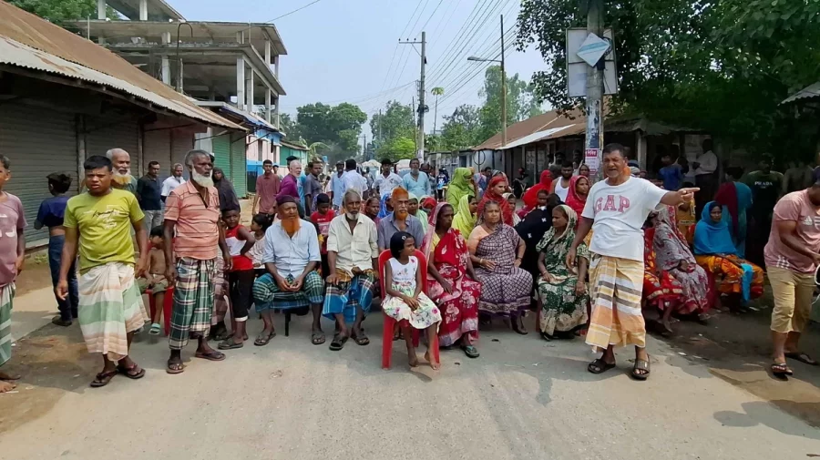 বিদ্যুতের দাবিতে চেয়ার-টেবিল নিয়ে সড়কে এলাকাবাসীর অবস্থান