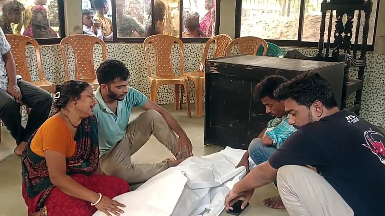 টাঙ্গুয়ার হাওরে হাউসবোটের চলন্ত ইঞ্জিনের ওপর পড়ে শিশুর মৃত্যু