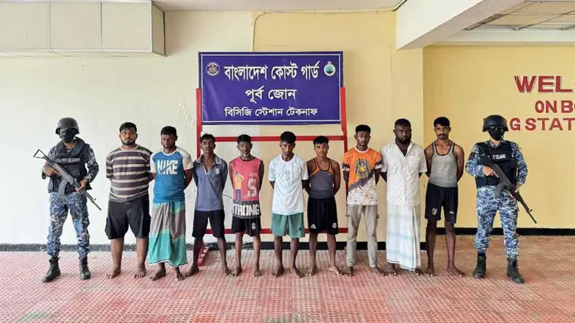 বঙ্গোপসাগরে মালয়েশিয়াগামী বোট থেকে ৫০ জনকে উদ্ধার, আটক ৯