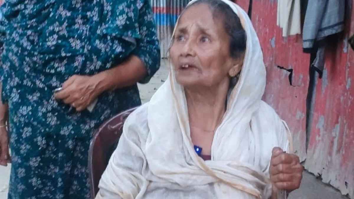 প্রশাসনের হস্তক্ষেপে ছেলের পাকা ঘরে আশ্রয় পেলেন সেই বৃদ্ধা মা, ভুল স্বীকার করে পুত্রবধূর মুচলেকা