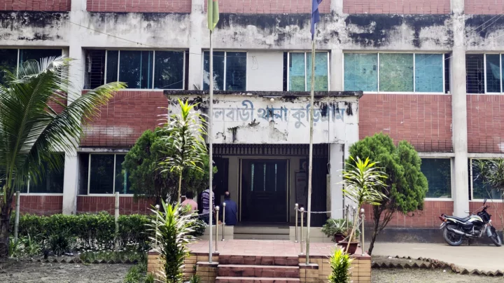 কুড়িগ্রামে স্কুলব্যাগে মাদকসহ তরুণ ও কিশোরী আটক, পরিচয় লুকিয়ে পালালেন বাবা