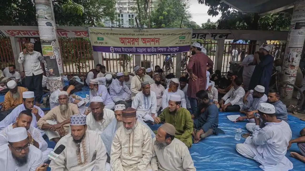 রাজধানীতে মাদ্রাসা শিক্ষকদের সাথে পুলিশের সংঘর্ষ