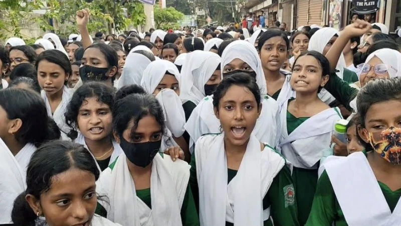 ছাত্রীকে শ্লীলতাহানির অভিযোগে শিক্ষকের বিরুদ্ধে বিক্ষোভ