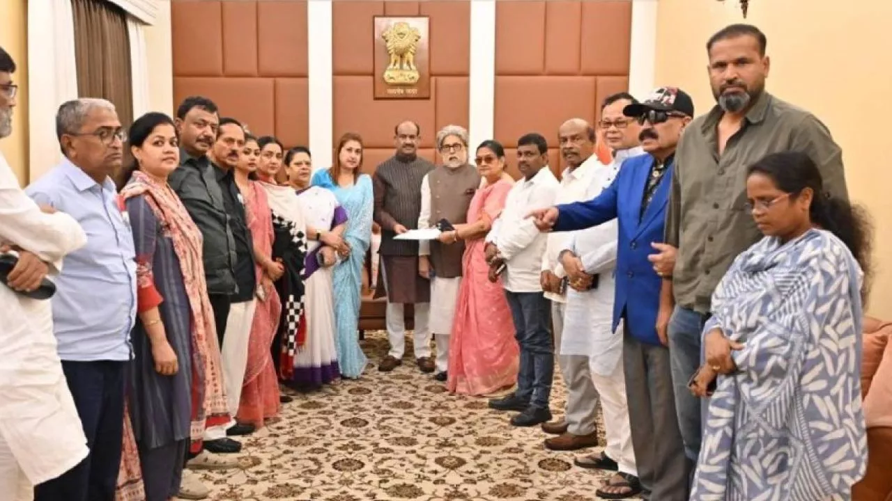 তৃণমূল কংগ্রেসে ফাঁটল: ২০ সাংসদের দলবদল ঘিরে পশ্চিমবঙ্গে তুমুল রাজনৈতিক শোরগোল