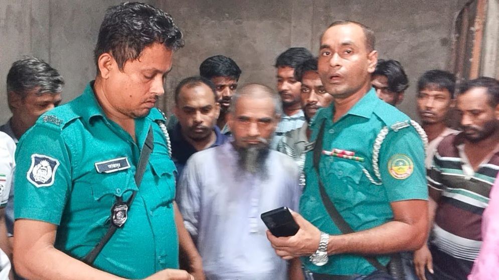 মাদ্রাসাছাত্রীকে যৌন নিপীড়নের অভিযোগে  শিক্ষককে গণধোলাইয়ের পর পুলিশে সোপর্দ