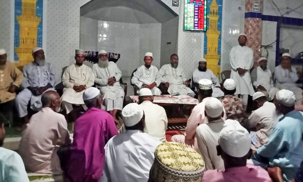 মসজিদে চেয়ার-টেবিল বসিয়ে জামায়াতের দলীয় সভা