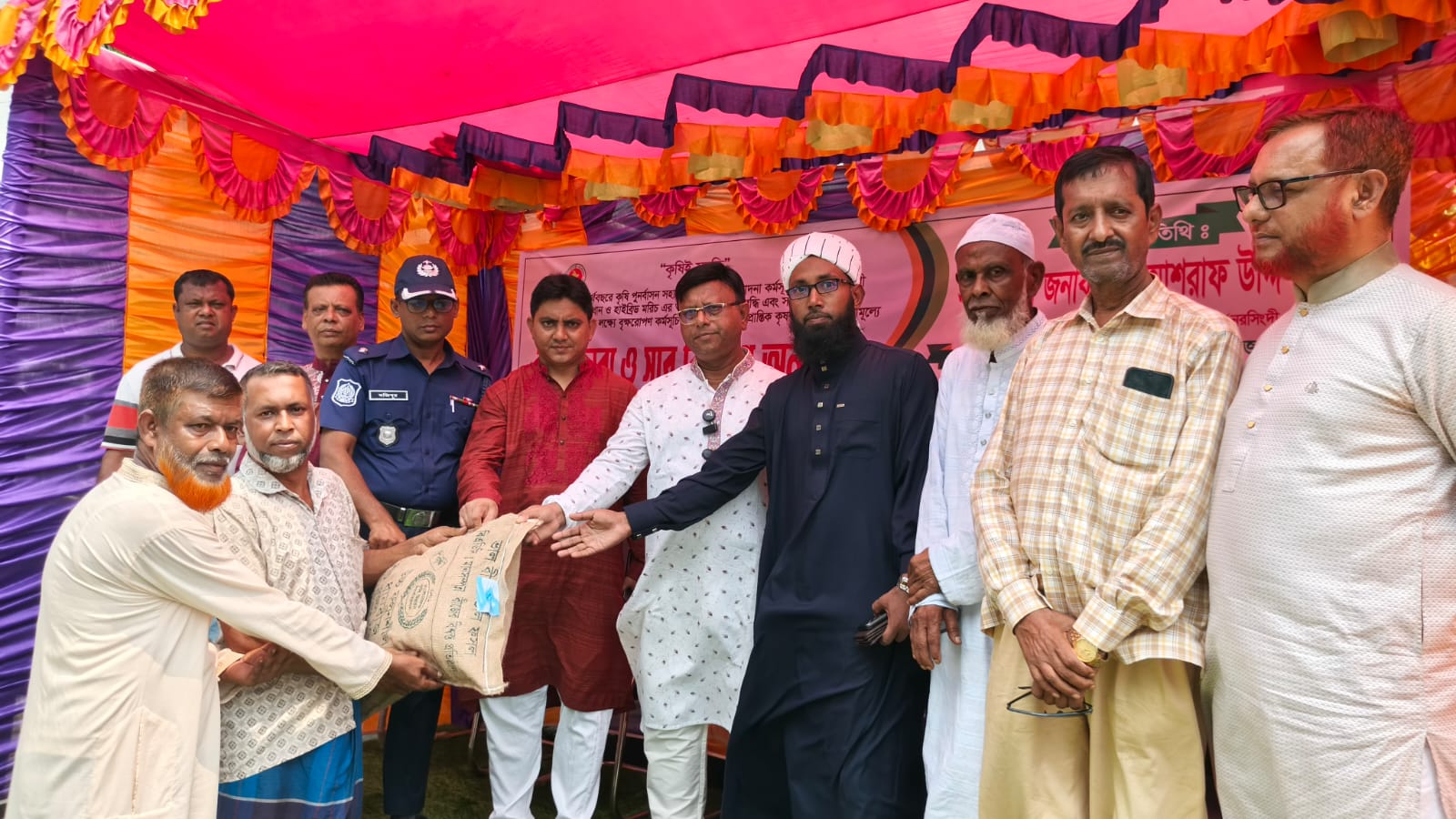 ঝড়ে ক্ষতিগ্রস্ত কৃষকদের পাশে দাঁড়াল রায়পুরা কৃষি বিভাগ