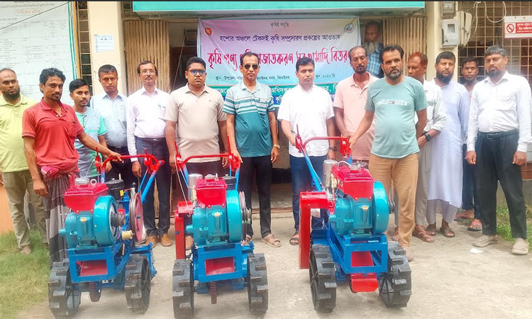ঝিনাইদহে ‘মিনি গার্ডেন টিলার’ বিতরণ