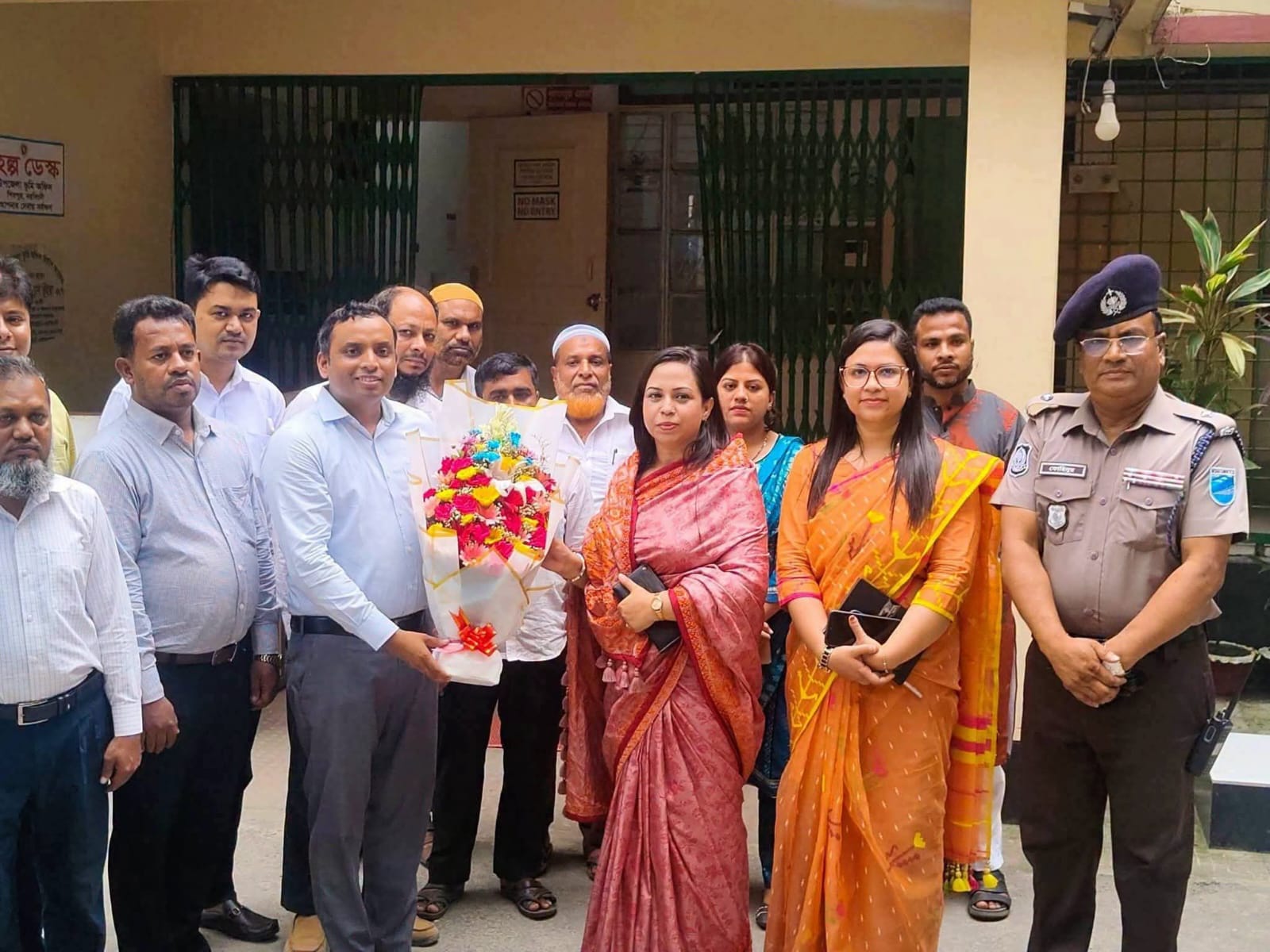 সেবা নিতে এসে মানুষ যেন হয়রানির শিকার না হন: নরসিংদী জেলা প্রশাসক