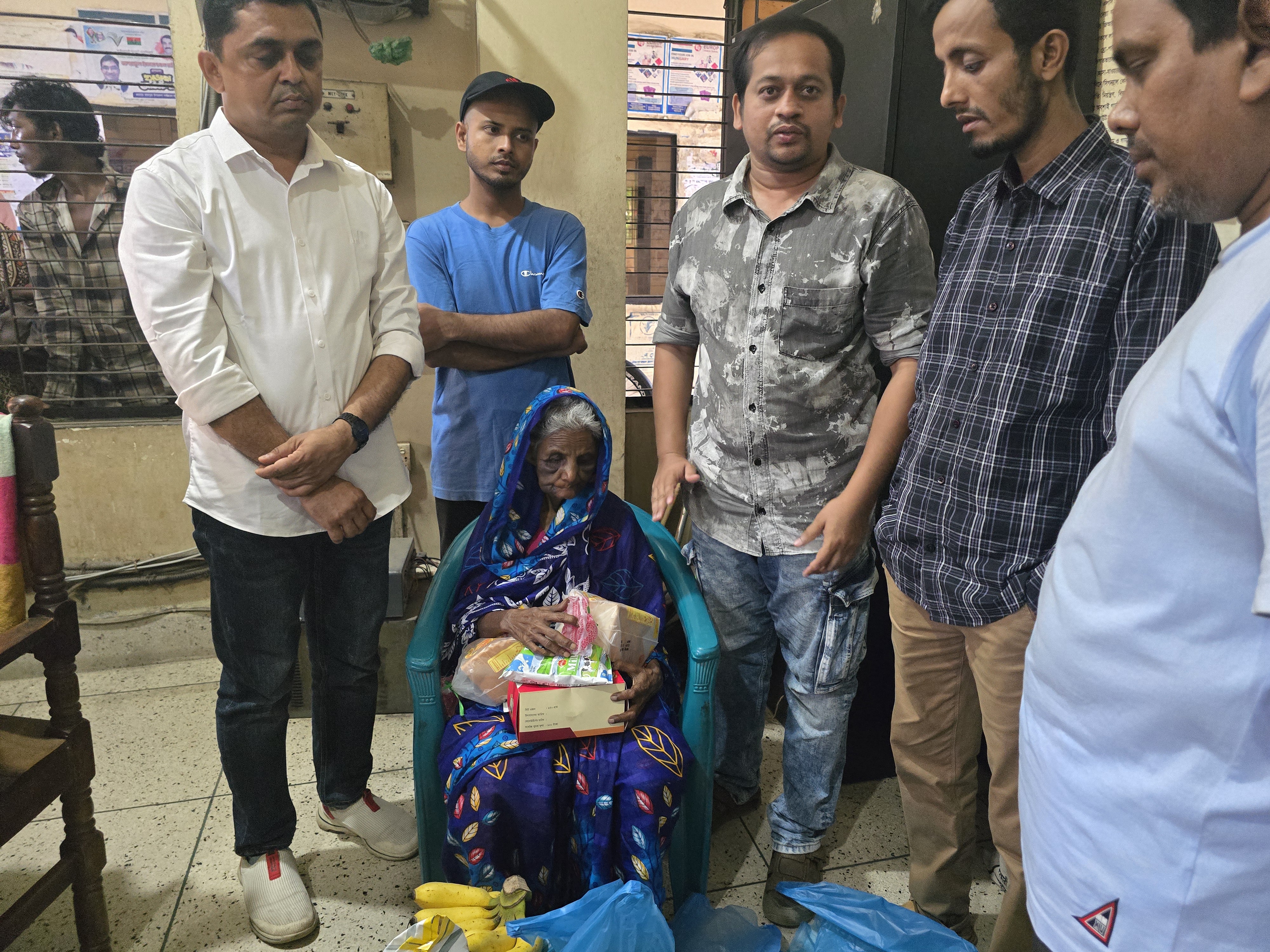 নরসিংদীর আহত বৃদ্ধ পরিচ্ছন্ন কর্মীর পাশে দাঁড়ালেন এড শিরিন সুলতানা এমপি