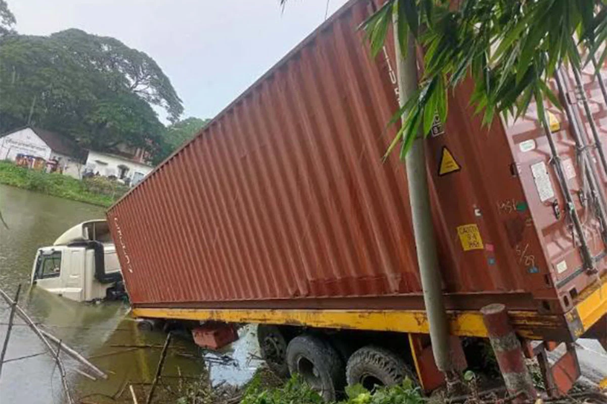 কুমিল্লায় অটোরিকশাকে ধাক্কা দিয়ে লরি পুকুরে, নিহত দুই