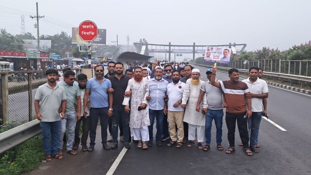 ঢাকা-মাওয়া এক্সপ্রেসওয়েতে তারেক রহমানকে শুভেচ্ছা জানাতে বিএনপি নেতাকর্মীরা