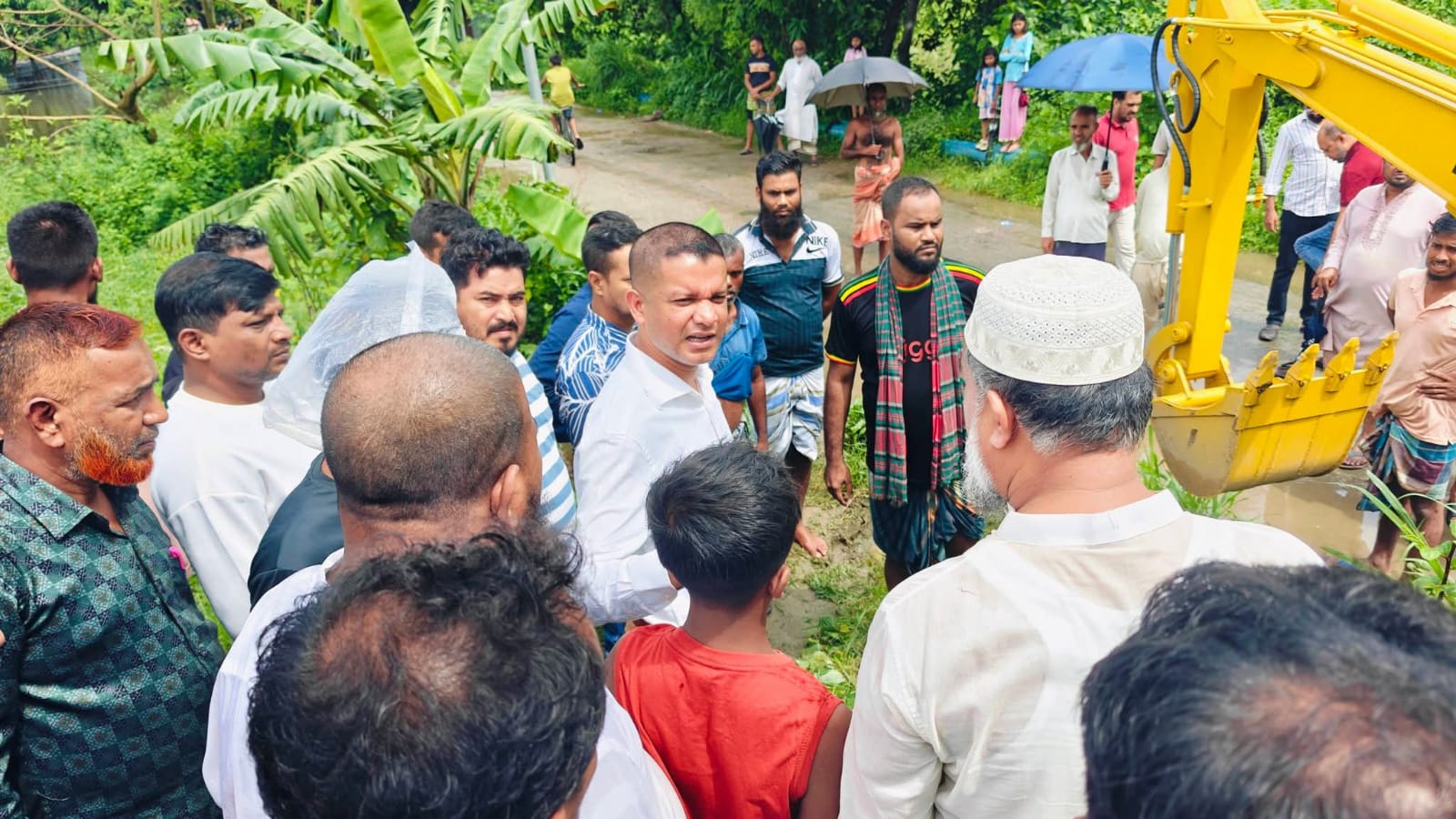 নাগরিয়াকান্দি-শালিধার দীর্ঘদিনের জলাবদ্ধতা নিরসনে বেকু নিয়ে মাঠে ছাত্রদল নেতা সিদ্দিকুর রহমান নাহিদ