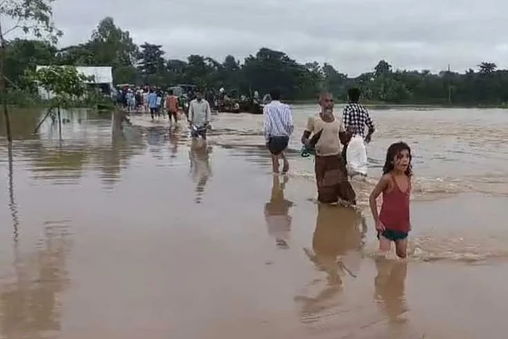 সাত জেলায় এখনও পানিবন্দি দেড় লাখের বেশি পরিবার