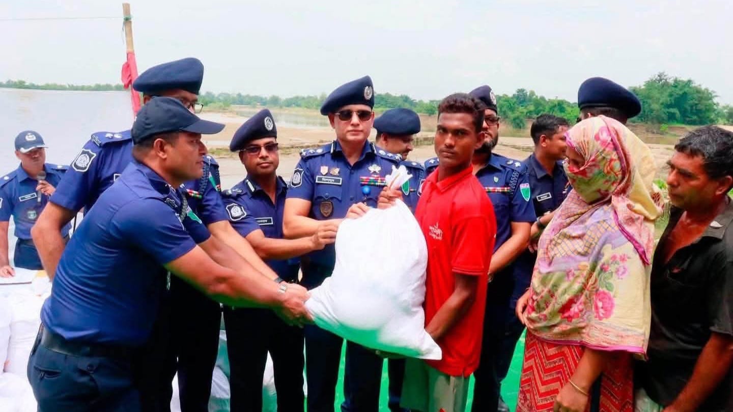 বন্যার্তদের পাশে সিলেট রেঞ্জ পুলিশ: ত্রাণ বিতরণ ও বিশেষ মেডিকেল ক্যাম্প