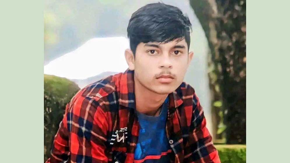 ট্রেনে কাটা পড়ে পোশাককর্মী নিহত