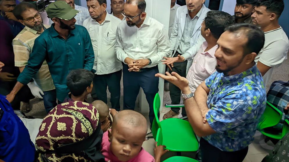 এক পরিবারে ১৪ দৃষ্টি প্রতিবন্ধী: চিকিৎসার দায়িত্ব নিলেন জেলা প্রশাসক