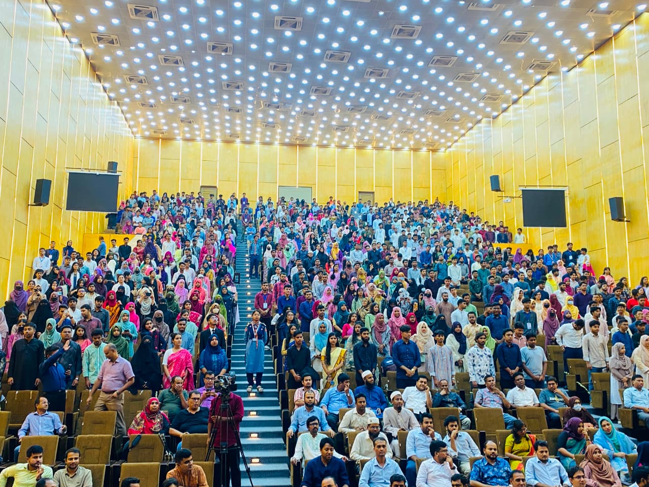 ‎৮০০ নবীন শিক্ষার্থীকে গাছের চারা দিয়ে বরণ করে নিল পাবিপ্রবি প্রশাসন