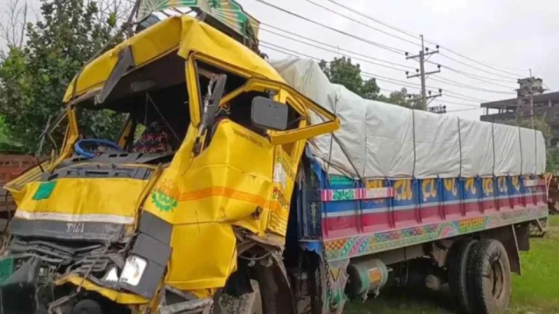 দাঁড়িয়ে থাকা ট্রাকে আরেক ট্রাকের ধাক্কা, নিহত ১