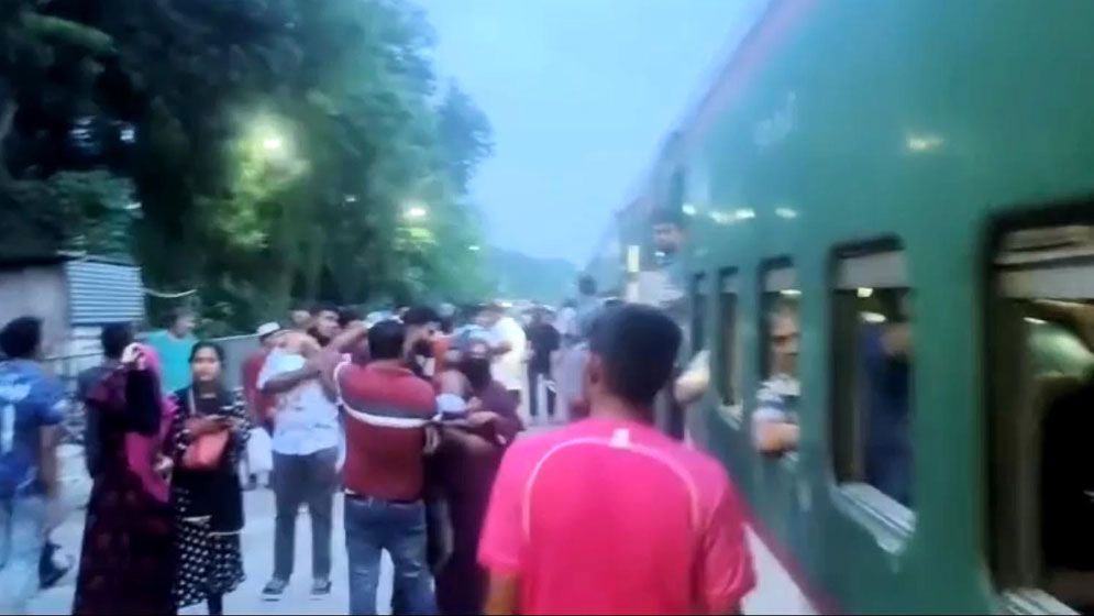যাত্রীবাহী ট্রেন রেখে উধাও চাল