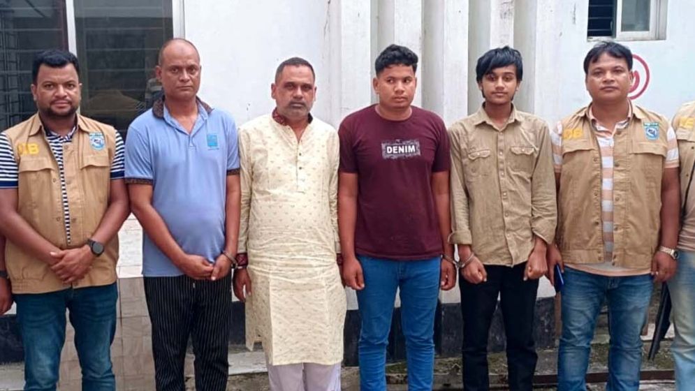১৭ লাখ টাকায় চাকরির প্রতিশ্রুতি, ৪ জন গ্রেফতার