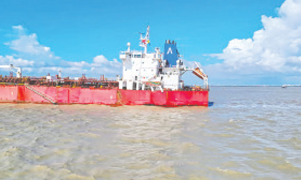চট্টগ্রাম বন্দরে দুই জাহাজের মুখোমুখি সংঘর্ষ