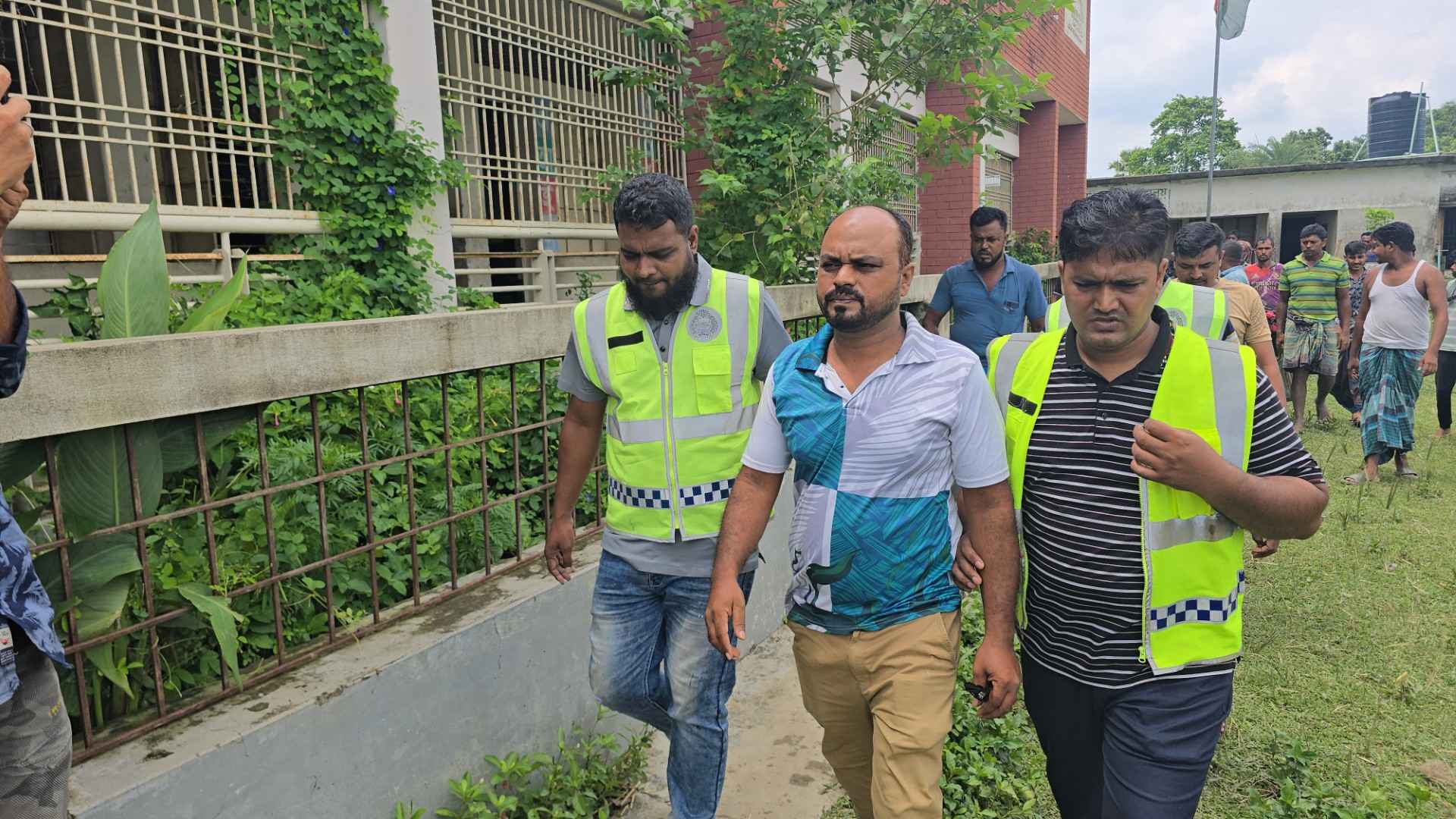 চতুর্থ শ্রেণির ছাত্রীকে নিপীড়নের অভিযোগে শিক্ষক গ্রেপ্তার