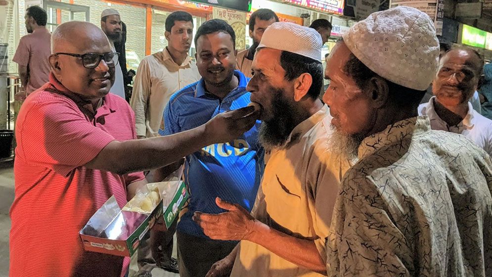 রিজভী আহমেদ ভারপ্রাপ্ত মহাসচিব নির্বাচিত হওয়ায় মিষ্টি বিতরণ