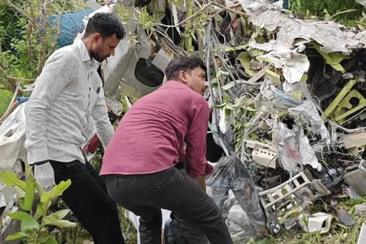 কানপুরে ভয়াবহ বিমান দুর্ঘটনা: প্রশিক্ষকসহ জোড়া পাইলটের প্রাণহানি