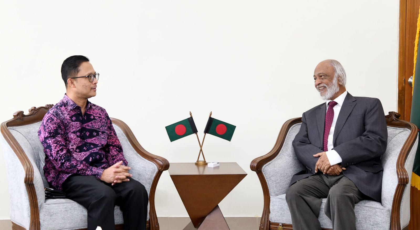 ঢাকা ও কুয়ালালামপুরের দ্বিপক্ষীয় সম্পর্ককে নতুন উচ্চতায় পৌঁছাতে বৈঠক অনুষ্ঠিত