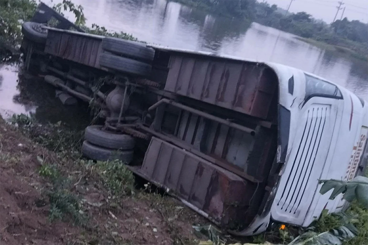 দাউদকান্দিতে মেডিকেল শিক্ষার্থীদের বাস খাদে পড়ে ২০ জন আহত