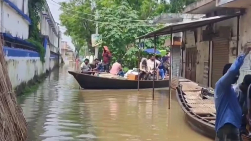 পশ্চিমবঙ্গে লক্ষাধিক বন্যাকবলিত, গঙ্গা বইছে বিপদসীমার ওপরে