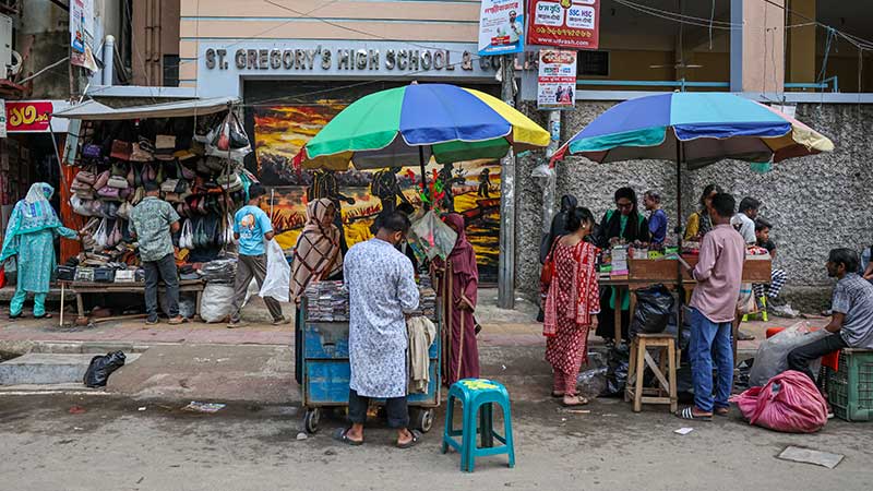 শিক্ষাপ্রতিষ্ঠান ঘিরে ফুটপাতজুড়ে হকারের পসরা, ব্যাহত শিক্ষার পরিবেশ