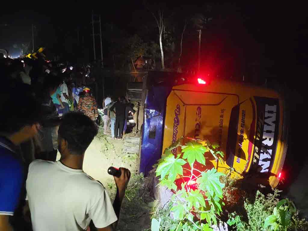 পটুয়াখালীতে বাস-অটোরিকশা সংঘর্ষে নিহত ৩, আহত ১০