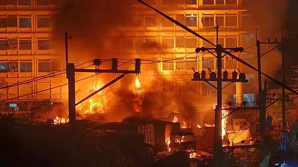 আশুলিয়ায় পোশাক কারখানায় বিস্ফোরণের পর আগুন, নিহত বেড়ে ৭