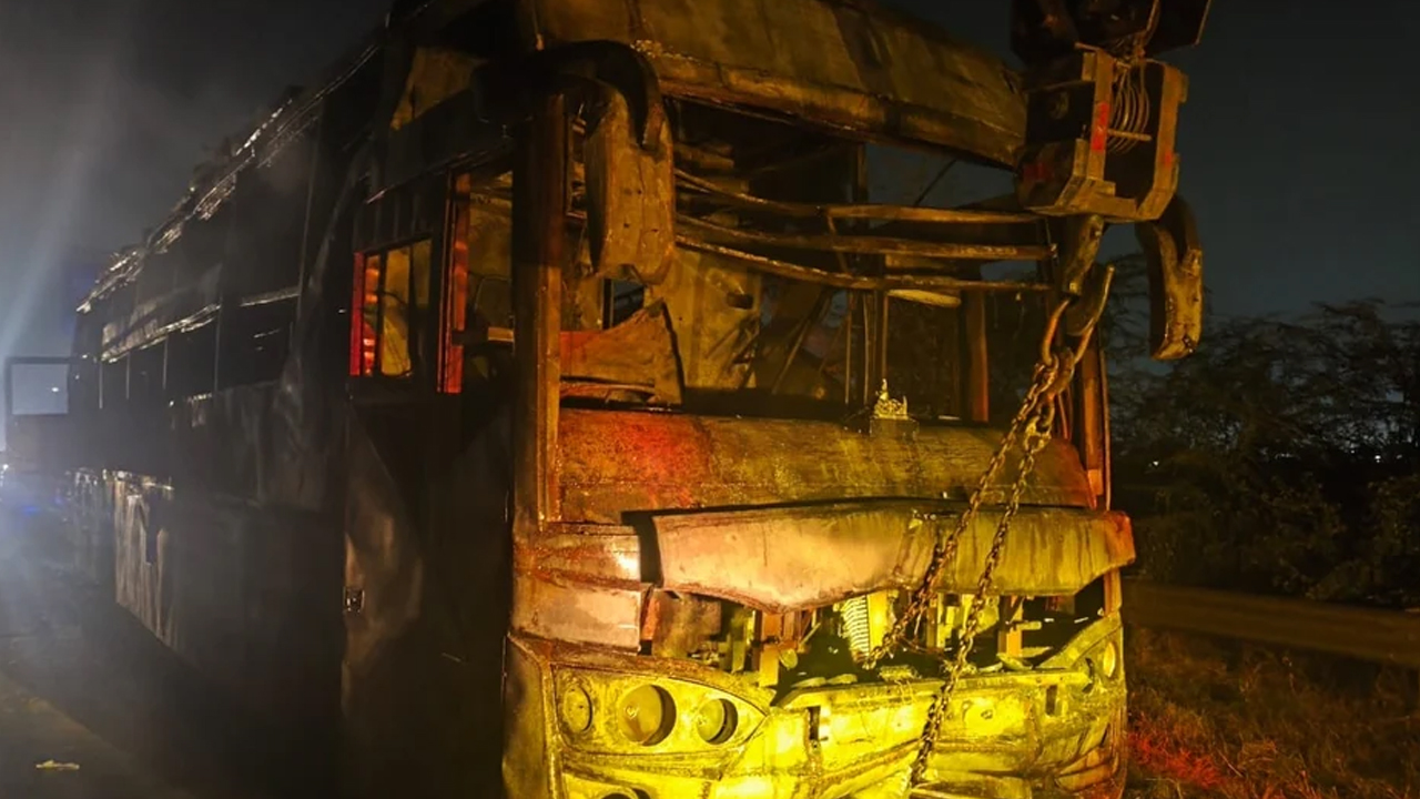ভারতে চলন্ত স্লিপার বাসে আগুন, নিহত ৯