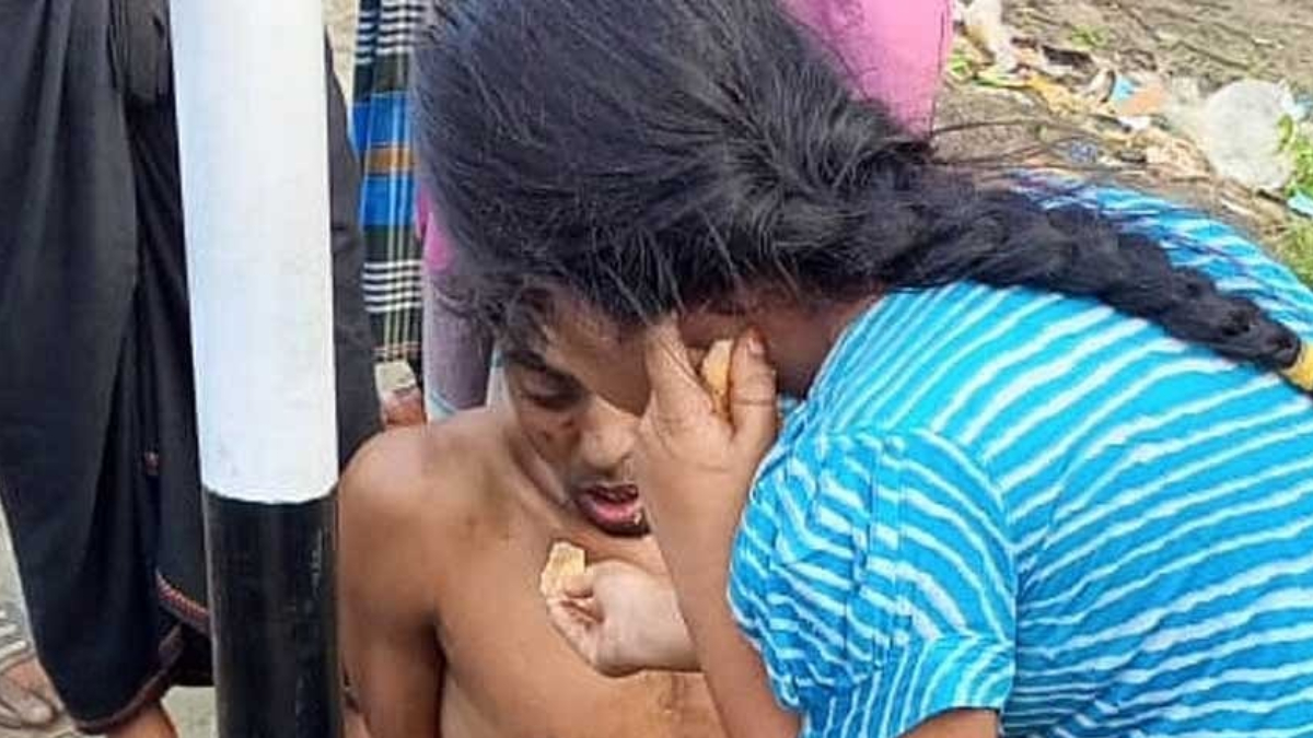 খুঁটিতে বাঁধা বাবাকে চা-রুটি খাওয়ানো সেই শিশুর দায়িত্ব নিল প্রশাসন