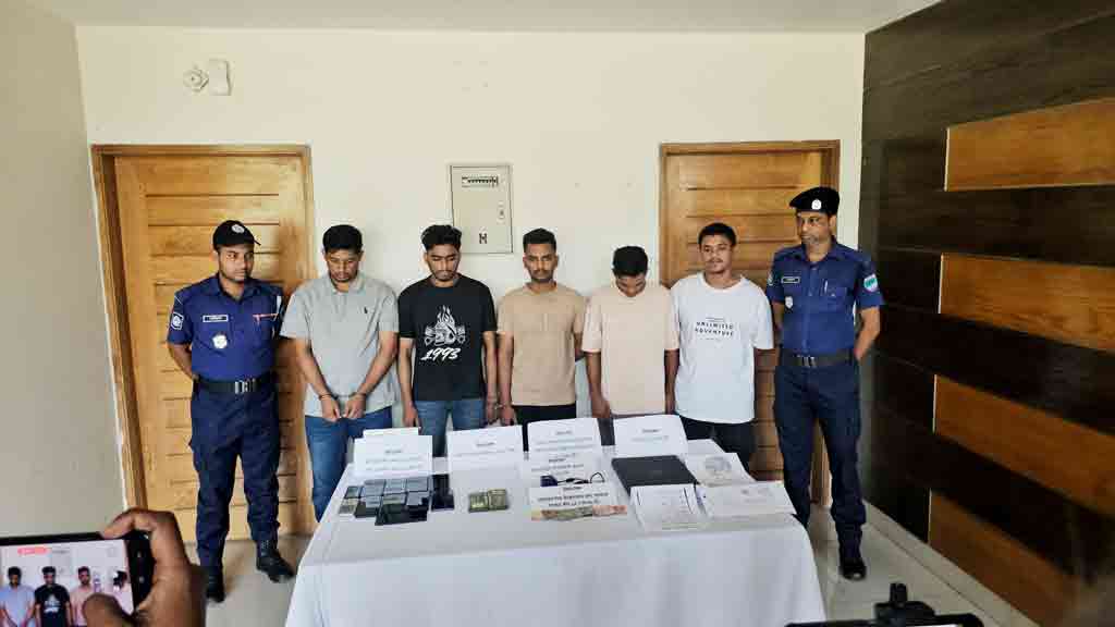 বায়োমেট্রিক জালিয়াতি করে অর্থ হাতিয়ে নেওয়া চক্রের ৯ সদস্য গ্রেপ্তার