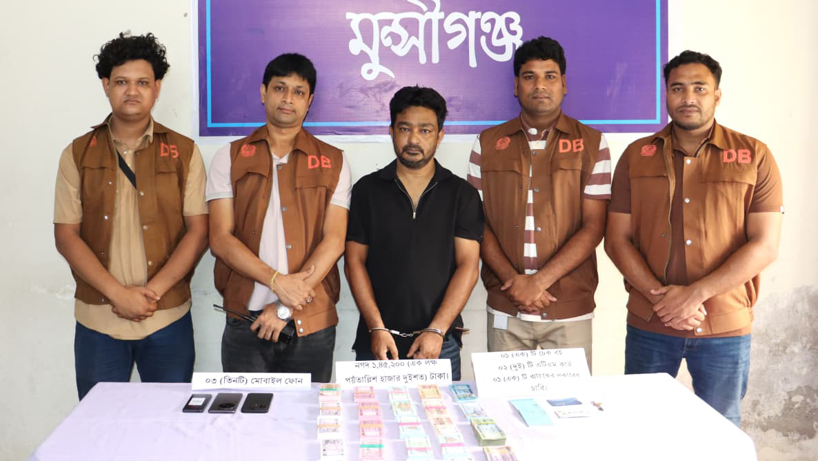 ‎শ্রীনগরে গ্রাহকের টাকা আত্মসাৎ, অগ্রণী ব্যাংক কর্মকর্তা গ্রেপ্তার